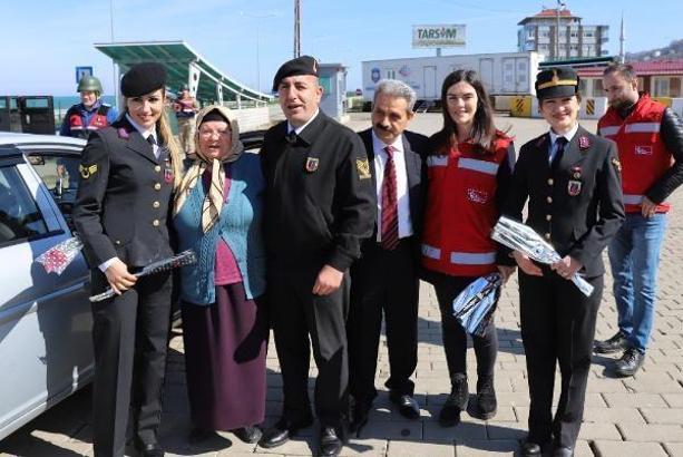 Jandarmadan kadın sürücülere çiçek