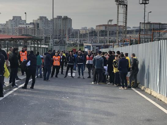 Fenerbahçeli taraftarlar yerlerini almaya başladı
