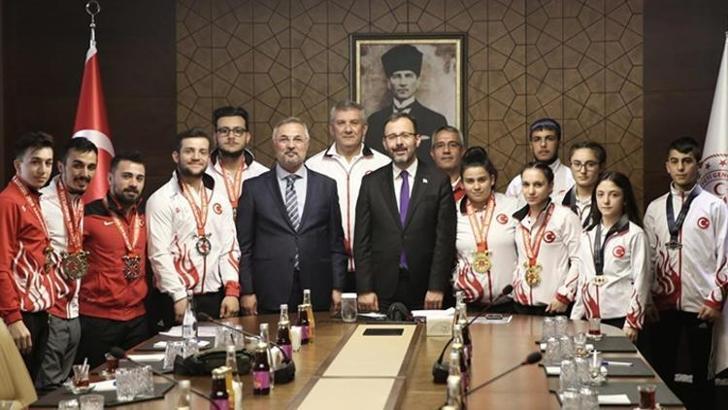 Bakan Kasapoğlu, milli haltercileri kabul etti