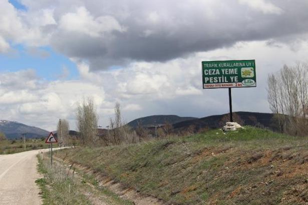 Karayolu kenarında ‘Ceza yeme, pestil ye’ tabelası