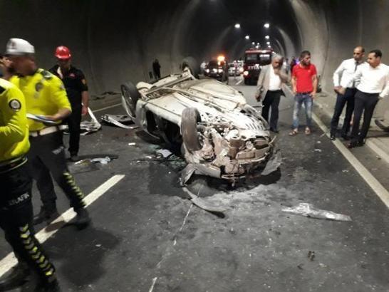 TIR'a çarpan otomobilin sürücüsü yaralandı