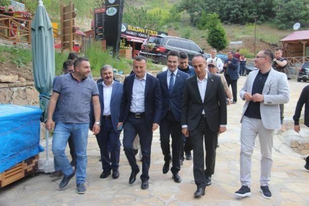 Tomara Şelalesi büyülüyor