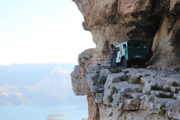 Adrenalin tutkunu, cipiyle kaledeki uçurumun kenarına çıktı