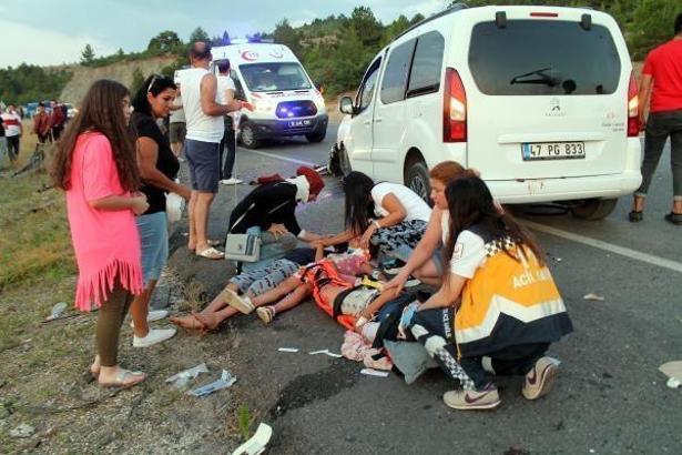 Hafif ticari araçla otomobil çarpıştı: 1 ölü, 8 yaralı