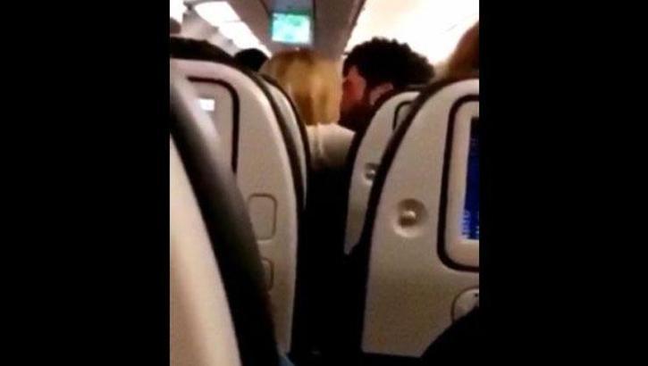 Akın Akınözü uçakta bile romantik