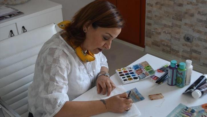 Çayı içiyor, poşetini sanat eserine dönüştürüyor