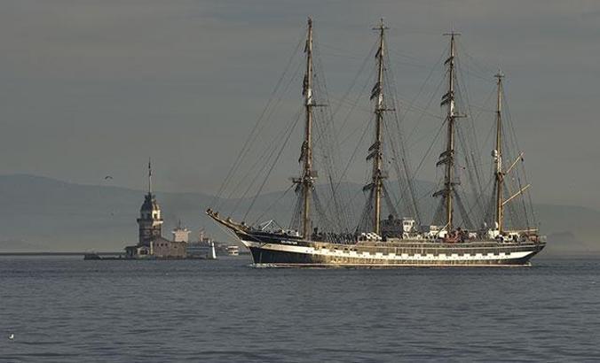 Tarihi gemi 'Kruzenshtern' İstanbul Boğazı'ndan geçti