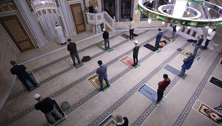 Almanya'da camiler ibadete açıldı