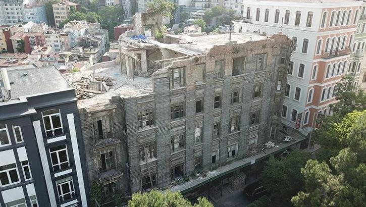 Beyoğlu'nda duvar çöktü: 3 yaralı