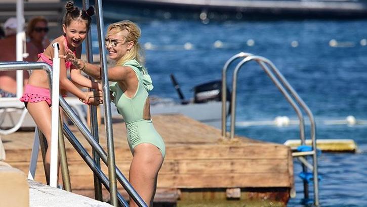 Ayşegül Yıldız, kızı Elif Ada ile Bodrum'da
