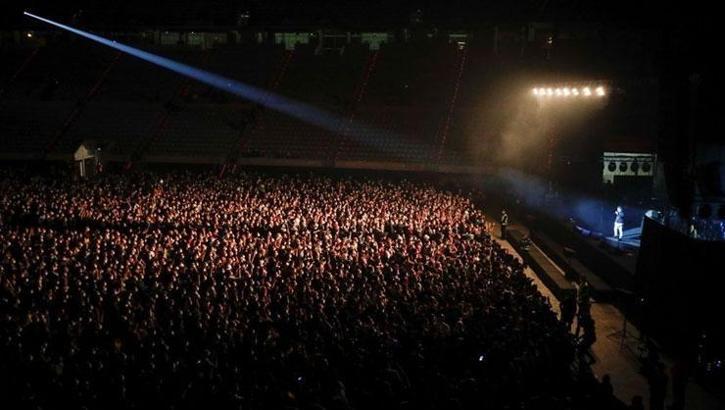 Pilot proje! Kovid-19’un en yoğun görüldüğü ülkede sosyal mesafesiz ilk konser gerçekleşti