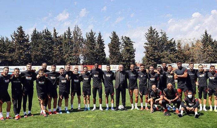 Abdürrahim Albayrak tüm takımla fotoğraf çektirdi