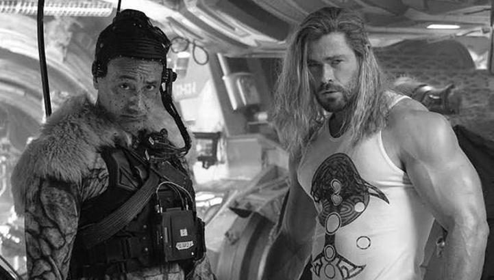 Chris Hemsworth'ten Thor: Love and Thunder paylaşımı: Bol bol aşk ve bol bol şimşek göreceksiniz