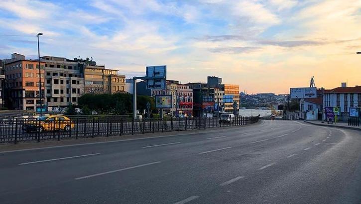 Hafta sonu sokağa çıkma yasağı kalktı mı? Pazar günleri sokağa çıkmak serbest mi?