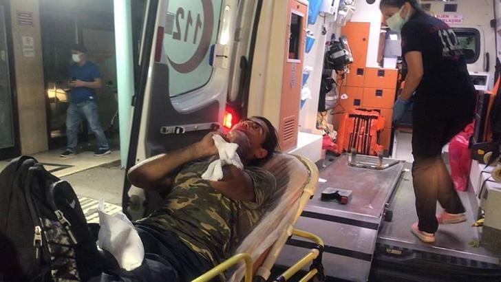 Denizi kirletme yüzünden tartıştığı 2 kişiyi boğazından yaraladı