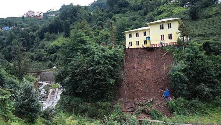Son dakika: Rize'de okul bahçesi heyelan nedeniyle çöktü