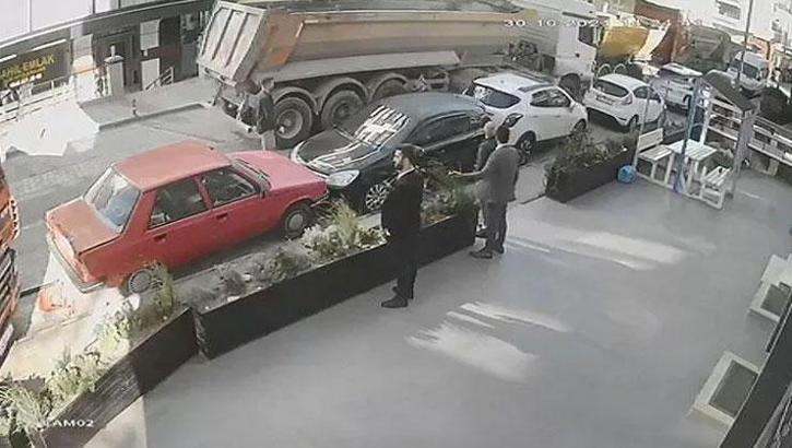 El freni çekilmeyen kamyonlar 4 otomobili ezdi!