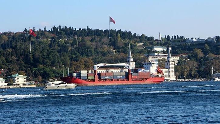 İstanbul Boğazı'nda sürüklenen gemi kıyıya metreler kala durdu