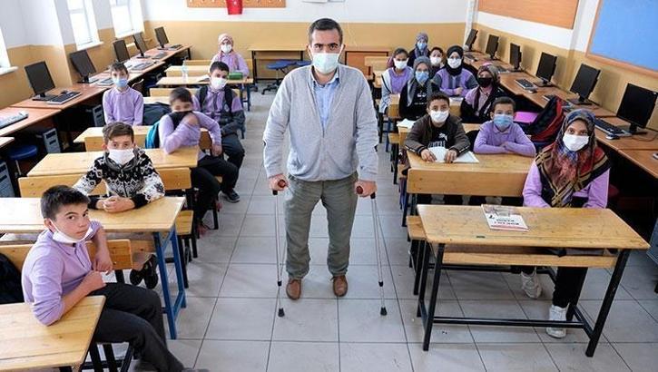 Öğretmenim, canım benim... Depremde iki bacağını kaybetti, mesleğini bırakmadı