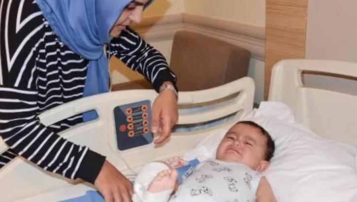 Odada bırakılan çaydanlık 10 aylık bebeğin üzerine devrildi