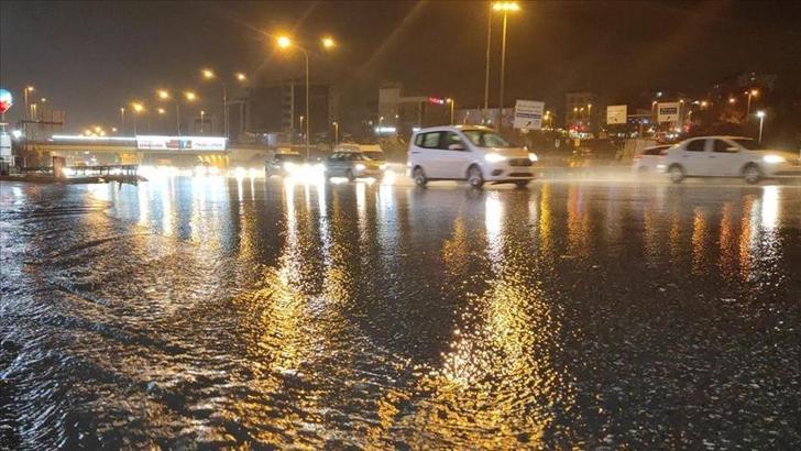 Son dakika: Meteoroloji uyarmıştı! İstanbul'da şiddetli yağış etkili oldu