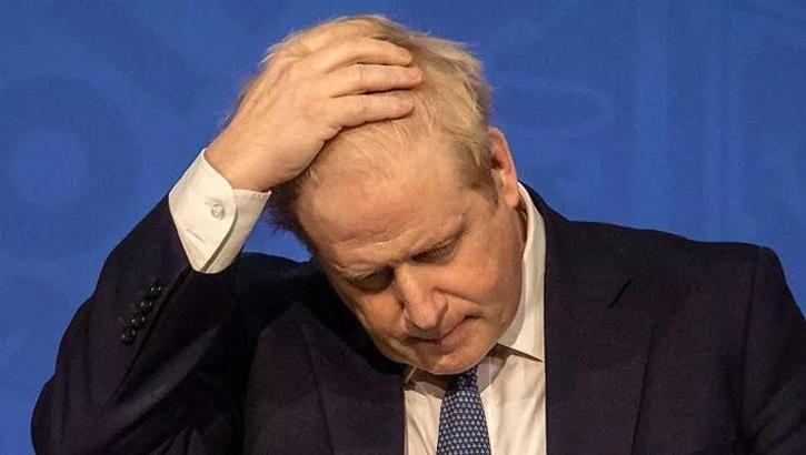 Boris Johnson Kraliçe'den özür diledi