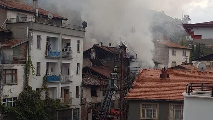 Korku dolu anlar! Alevler arasında kalan çocukları komşular kurtardı