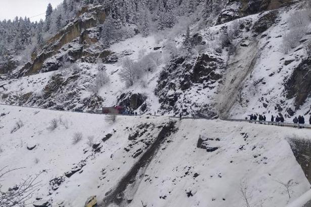 Trabzon'da TIR uçuruma yuvarlandı, sürücü öldü