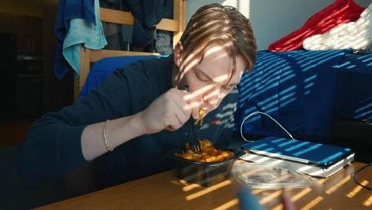 Arkadaşının bıraktığı yemeği yedi, bacaklarından oldu