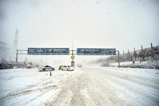 İstanbul'daki havalimanlarında kar önlemleri alındı