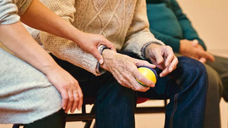 Parkinson sinsice ilerliyor, hayat kalitesini düşürüyor!