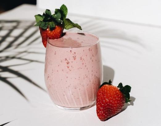 Çilekli antioksidan smoothie nasıl yapılır? Çilekli antioksidan smoothie tarifi, malzemeleri, püf noktaları