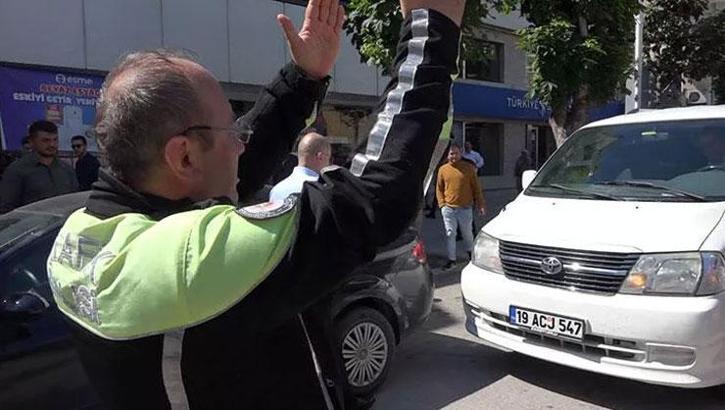 Polis ‘Çok güzel yere bırakmışsınız maşallah’ diyerek sürücüye ceza kesti