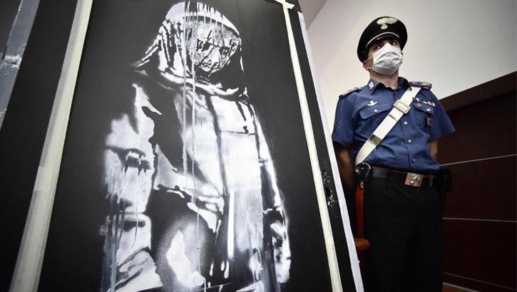 Hırsızlar, Banksy'nin eserini levyeyle çalmış