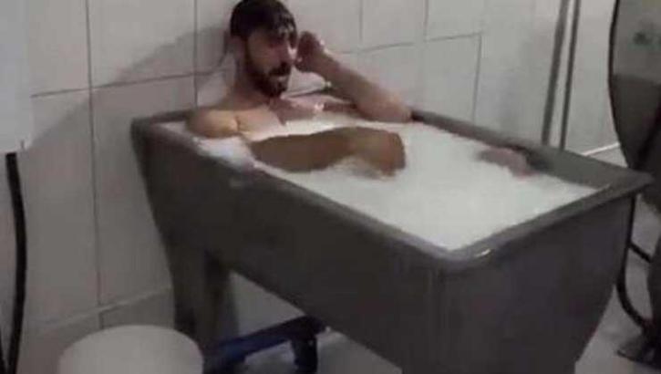 Süt banyosundan beraat etti, cezaevinde kaldığı 6 gün için tazminat kazandı