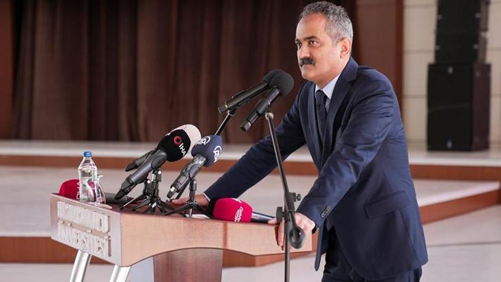 Bakan Özer, HKÜ’nün mezuniyet törenine katıldı