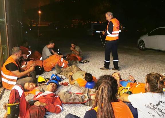 Gönüllü kahramanlar! Toprak ve taş zeminde yatıyorlar