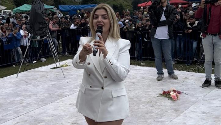 Begüm Polat kamyon kasasında konser verdi