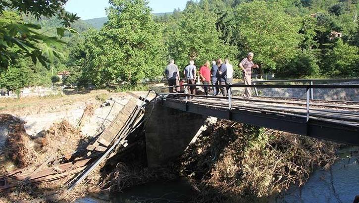 Yıllardır tadilat bekleyen köprü selde yıkıldı