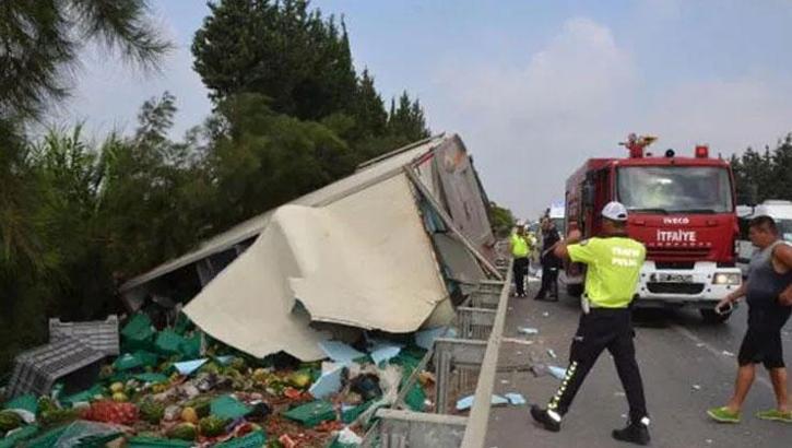 Tur otobüsüyle kamyon çarpıştı: 1 ölü, 7 yaralı