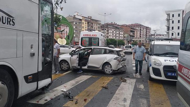 Tur otobüsünün kırmızı ışıkta bekleyen araçlara çarptığı kaza kamerada