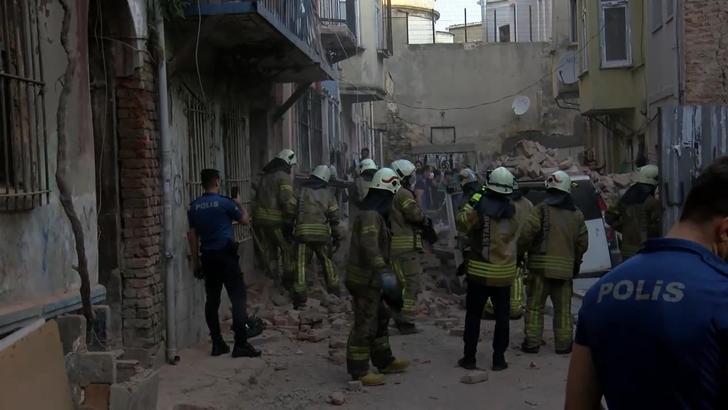 Beyoğlu'nda 4 katlı metruk bina çöktü