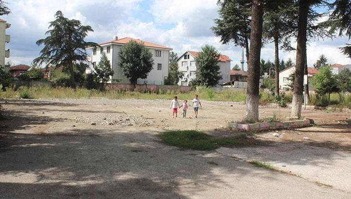 Yıkılan okulun bahçesi geceleri alkoliklerin mekanı oldu