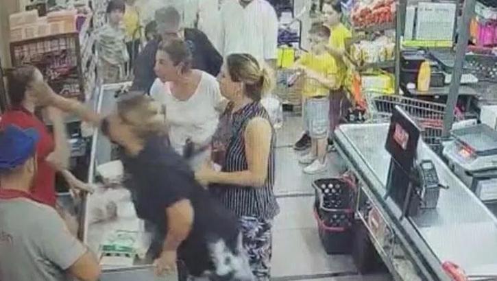 Markette ortalık bir anda karıştı! Tokatla saldırdı