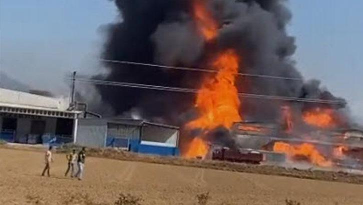 İzmir'de, kozmetik fabrikasında yangın