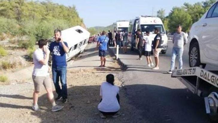 Tur minibüsü otomobile çarptı: 1'i ağır 8 yaralı