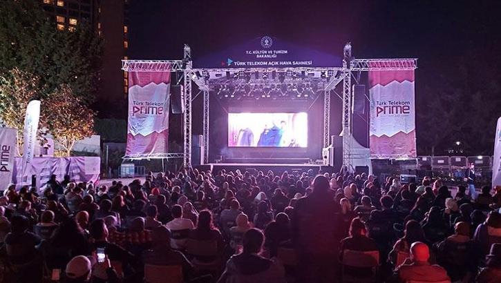 Türkan Şoray AKM Türk Telekom Lounge’ta hayranlarıyla buluşuyor