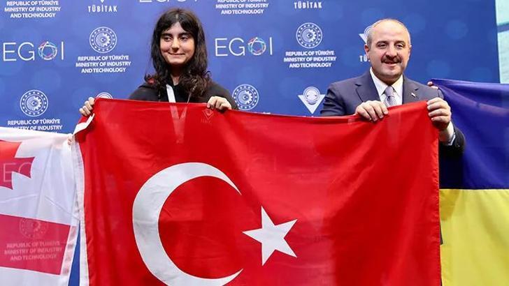 Duru Özer 'Kızlar Bilgisayar Olimpiyatı'nda altın madalya kazandı