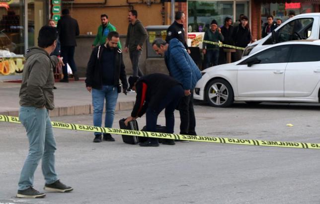 Cadde üzerinde unutulan şüpheli çantalar korkuya neden oldu