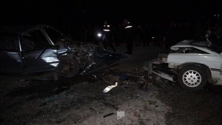 Otomobiller kafa kafaya çarpıştı: 2 ölü, 5 yaralı